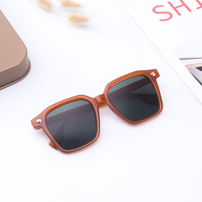 Moodsad meeste kandilised õhukese raamiga prillid