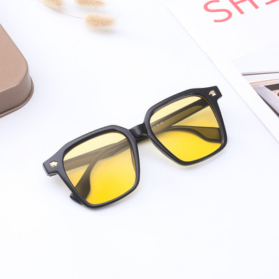 Moodsad meeste kandilised õhukese raamiga prillid