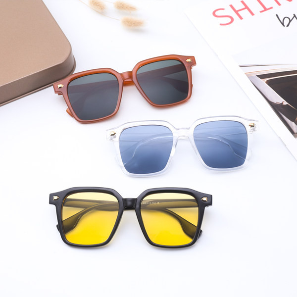 Moodsad meeste kandilised õhukese raamiga prillid