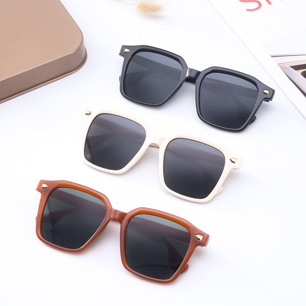 Moodsad meeste kandilised õhukese raamiga prillid