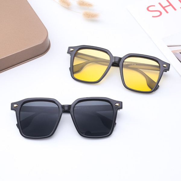 Moodsad meeste kandilised õhukese raamiga prillid