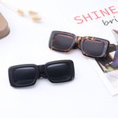 Uus mudel ruudukujulistest plastikklaasidest meestele