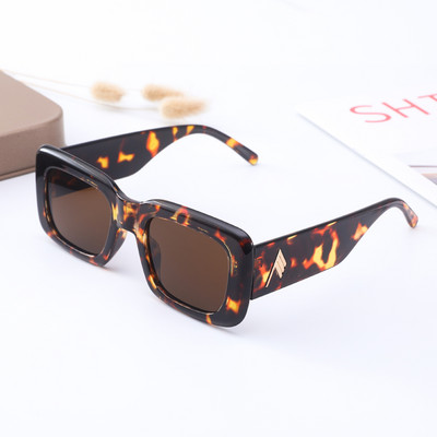 Novi model kvadratnih plastičnih naočala za muškarce