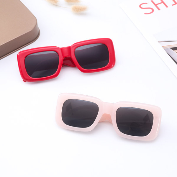 Uus mudel ruudukujulistest plastikklaasidest meestele