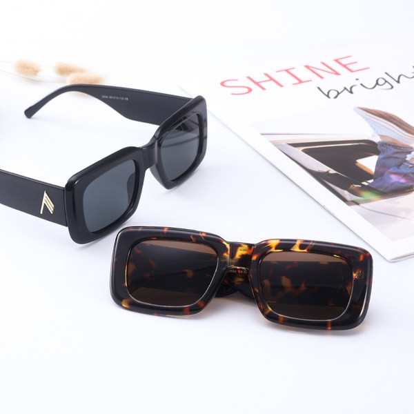 Uus mudel ruudukujulistest plastikklaasidest meestele