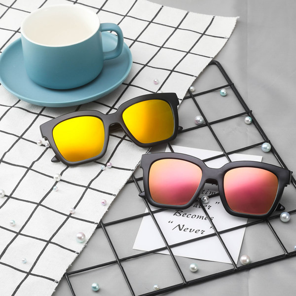 Moodsad meeste kandilised prillid