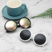 Ümarate klaaside ja plastikust värvilise raamiga päikeseprillid