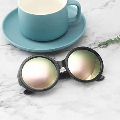 Ümarate klaaside ja plastikust värvilise raamiga päikeseprillid