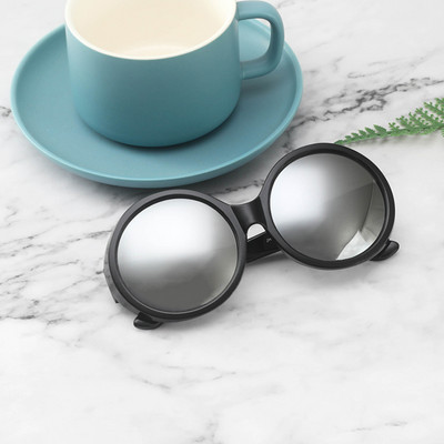 Ümarate klaaside ja plastikust värvilise raamiga päikeseprillid