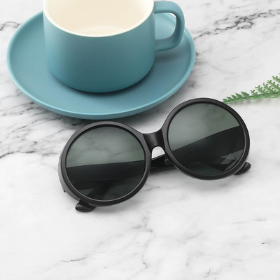 Ümarate klaaside ja plastikust värvilise raamiga päikeseprillid