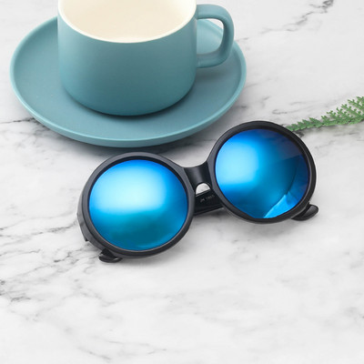 Ümarate klaaside ja plastikust värvilise raamiga päikeseprillid