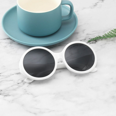 Ümarate klaaside ja plastikust värvilise raamiga päikeseprillid