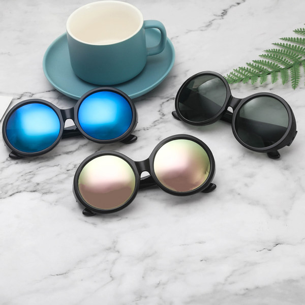 Ümarate klaaside ja plastikust värvilise raamiga päikeseprillid