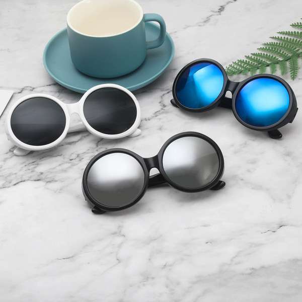 Ümarate klaaside ja plastikust värvilise raamiga päikeseprillid