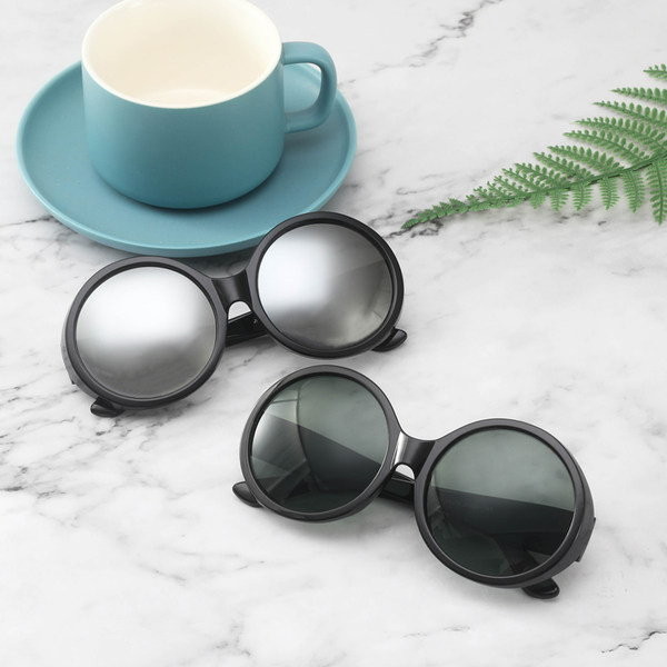 Ümarate klaaside ja plastikust värvilise raamiga päikeseprillid