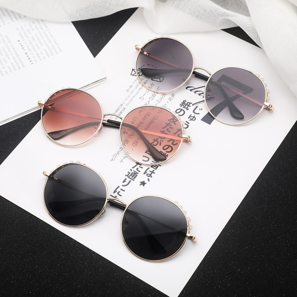 Pärlitega ümarad naiste prillid