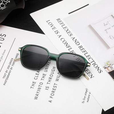 Plastikust värviliste raamidega meeste prillid