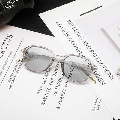 Plastikust värviliste raamidega meeste prillid