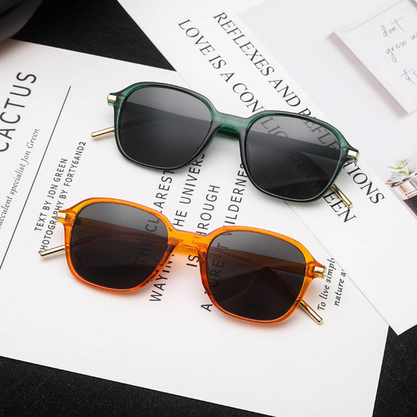 Plastikust värviliste raamidega meeste prillid