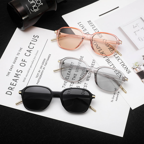 Plastikust värviliste raamidega meeste prillid