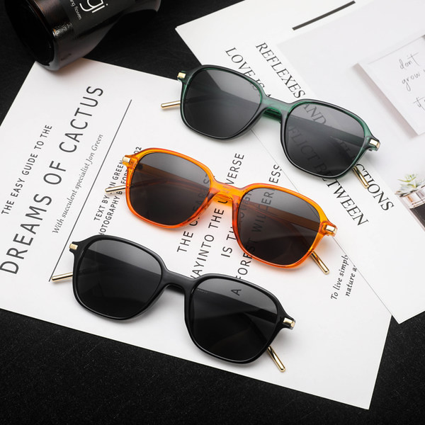 Plastikust värviliste raamidega meeste prillid