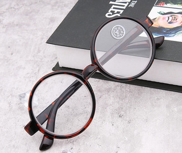 Ümara kuju ja plastikraamiga unisex prillid