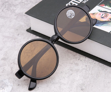 Ümara kuju ja plastikraamiga unisex prillid