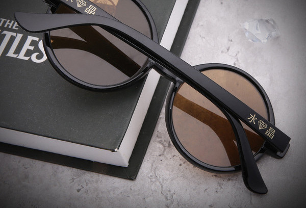 Ümara kuju ja plastikraamiga unisex prillid