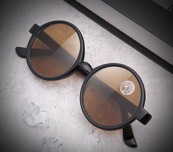 Ümara kuju ja plastikraamiga unisex prillid