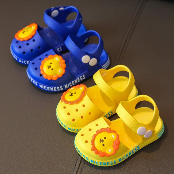 Детски гумени сандали с апликация и надпис 