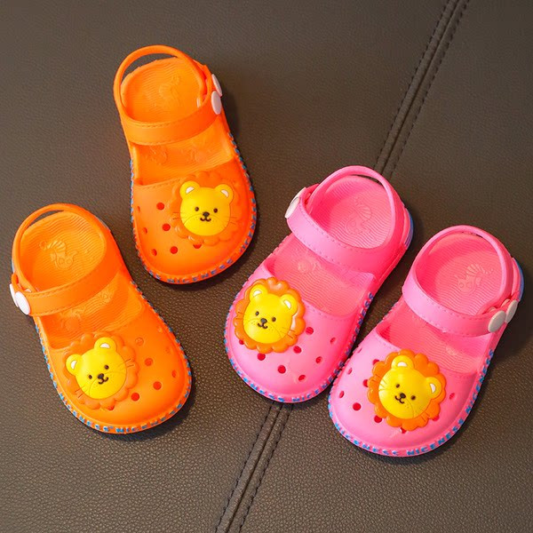 Детски гумени сандали с апликация и надпис 