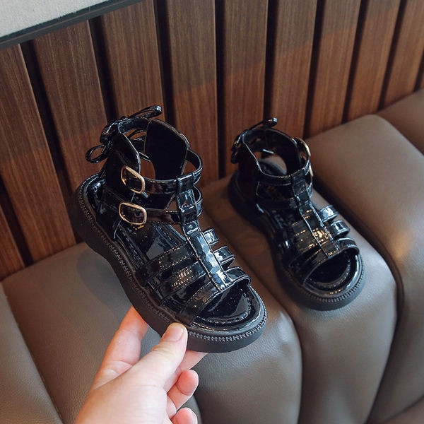 Лачени сандали за момичета с метална катарама и връзки