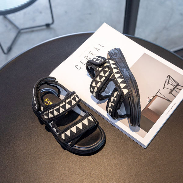 Нов модел детски сандали с шарка -бял и черен цвят