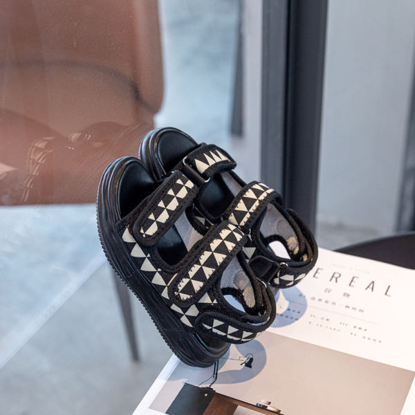 Нов модел детски сандали с шарка -бял и черен цвят