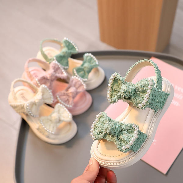 Vaikiškos basutės su kaspinėliais ir perlais