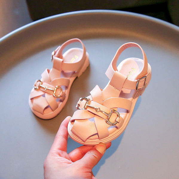 Модерни детски кожени сандали с метален елемент