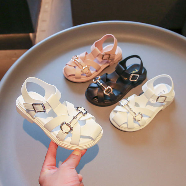 Модерни детски кожени сандали с метален елемент