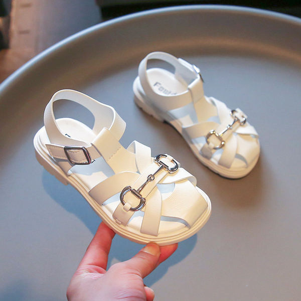 Модерни детски кожени сандали с метален елемент