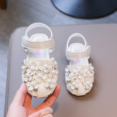 Детски затворени сандали с цветя и декорация перли за момичета