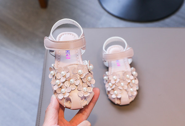 Детски затворени сандали с цветя и декорация перли за момичета 