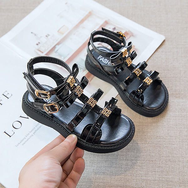 Сандали за момиче в римски стил и метална декорация