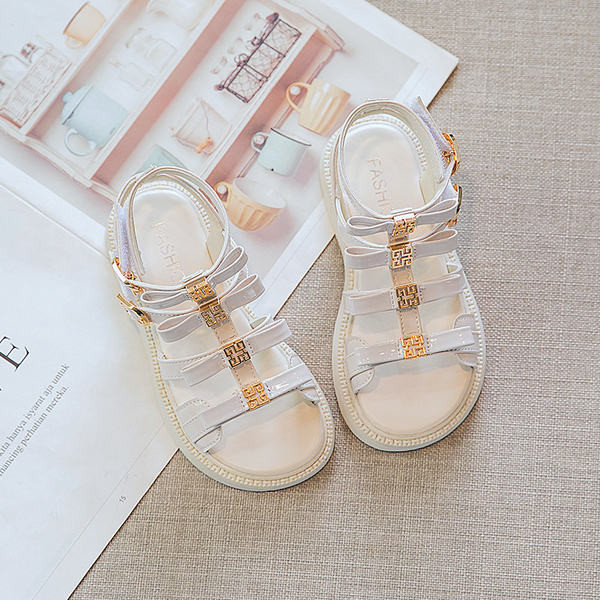 Сандали за момиче в римски стил и метална декорация