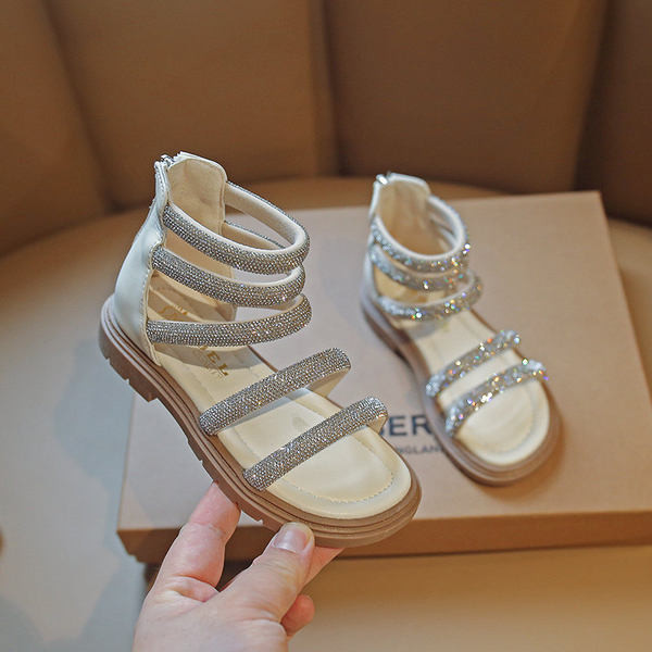 Модерни сандали за момичета с метално закопчаване и декоративни камъни
