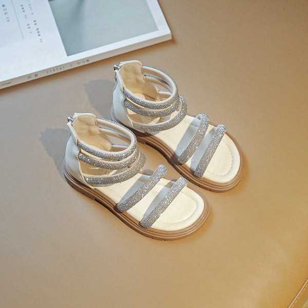 Модерни сандали за момичета с метално закопчаване и декоративни камъни