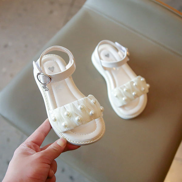 Нов модел сандали за момичета с декорация перли