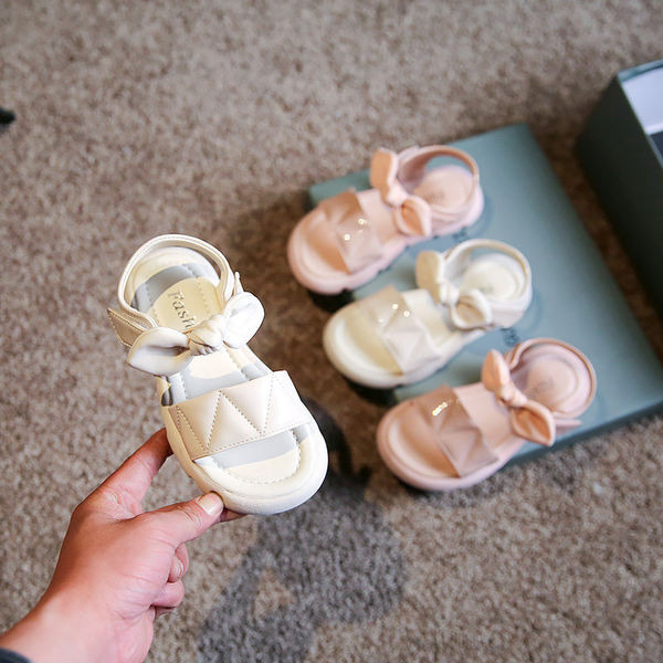 Детски лачени сандали за момиче с панделка