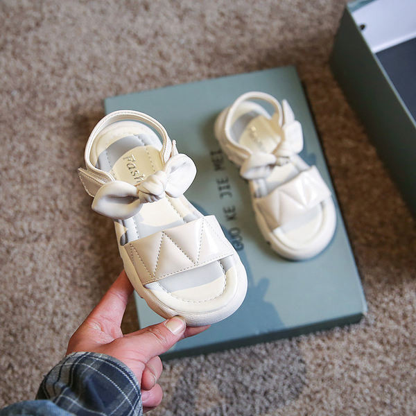 Детски лачени сандали за момиче с панделка