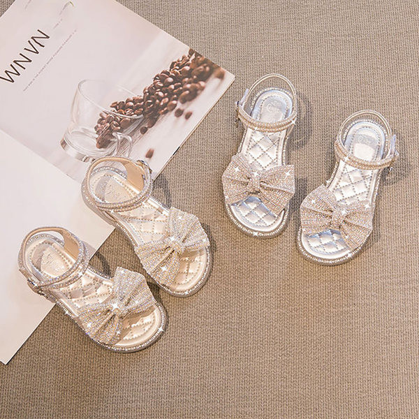 Сандали за момичета с лъскав ефект и панделка