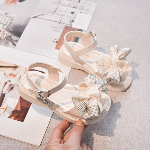 Сандали за момиче с текстилна панделка и декоративни камъни