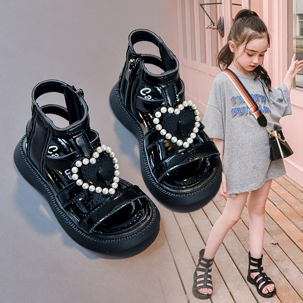 Лачени сандали за момичета с декорация перли и закопчаване с цип